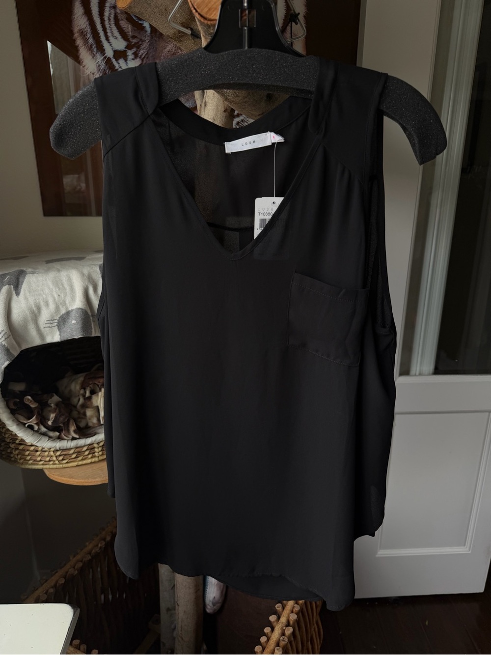 Lush Black V-Neck Sleeveless Pocket Camisole